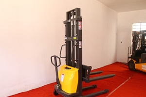 A handling tool for narrow spaces: semi-electric stackers